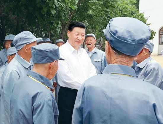 2017年6月21日至23日，中共中央总书记、国家主席、中央军委主席习近平在山西考察。这是6月21日上午，习近平在吕梁市兴县晋绥军区司令部旧址同晋绥边区老战士老同志代表亲切交谈。 新华社记者 庞兴雷/摄
