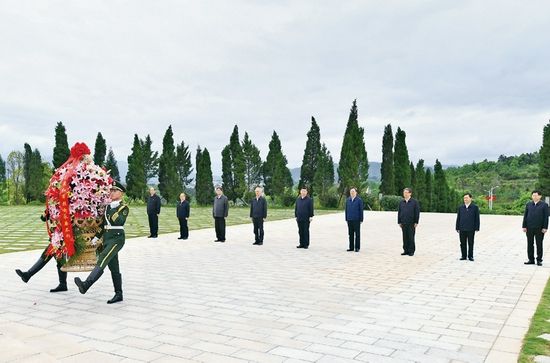 2021年4月25日至27日，中共中央总书记、国家主席、中央军委主席习近平在广西考察。这是25日上午，习近平在位于桂林市全州县的红军长征湘江战役纪念园，向湘江战役红军烈士敬献花篮。 新华社记者 谢环驰/摄