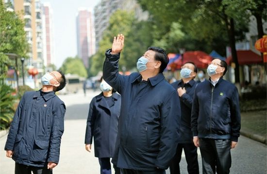 2020年3月10日，中共中央总书记、国家主席、中央军委主席习近平专门赴湖北省武汉市考察新冠肺炎疫情防控工作。这是习近平在东湖新城社区考察时，向在家隔离居住的居民挥手致意、表示慰问。 新华社记者 谢环驰/摄